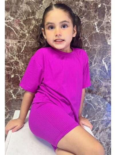 Esta playera oversize para niña es la elección perfecta para un look cómodo y a la moda. Confeccionada en tela acantalabada, es suave y ligera, ideal para el día a día. Su diseño con manga caída le da un toque relajado y moderno, mientras que el corte biker agrega un estilo juvenil y urbano. Perfecta para las pequeñas que buscan comodidad sin perder el estilo. ¡Una prenda versátil que combina perfectamente con cualquier conjunto casual