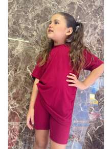 Esta playera oversize para niña es la elección perfecta para un look cómodo y a la moda. Confeccionada en tela acantalabada, es suave y ligera, ideal para el día a día. Su diseño con manga caída le da un toque relajado y moderno, mientras que el corte biker agrega un estilo juvenil y urbano. Perfecta para las pequeñas que buscan comodidad sin perder el estilo. ¡Una prenda versátil que combina perfectamente con cualquier conjunto casual - Rojo violeta - Ver 6