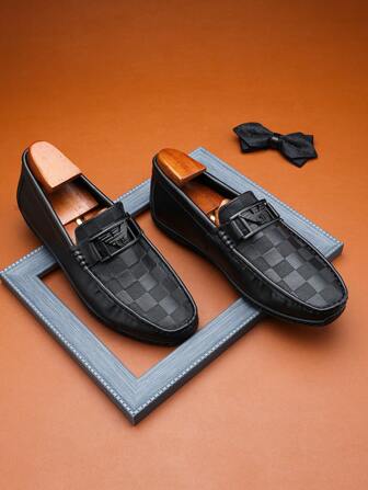 新款男士乐福鞋低帮纯色格子图案金属扣装饰皮鞋，适合派对、通勤、骑行、休闲、旅行、露营、时尚百搭