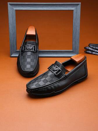 Nuevos mocasines de hombre de unicolor a baja altura con patrón de cuadros y decoración de hebilla de metal, adecuados para fiesta, ir al trabajo, montar, uso casual, viaje, acampada, de moda y versátiles