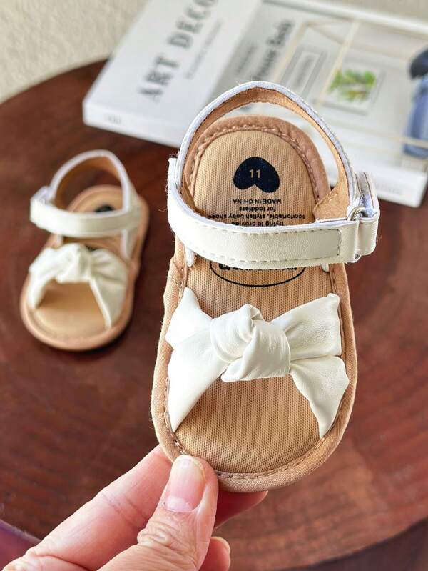 Sandálias de Verão Abertas de Couro PU Macias para Meninas Bebê Recém-Nascida e Criança Pequena, Sapatos Princesa Planos com Flor