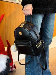 Mochila mini decorada con remaches y accesorios