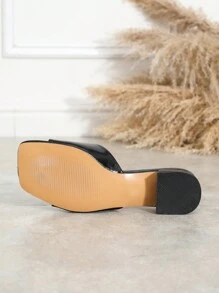 Sandálias femininas modernas com fivela de metal, salto baixo na cor bordô, confortáveis, versáteis, antiderrapantes, estilo romano, perfeitas para looks de primavera e verão. - Preto - Ver 8