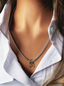 带有金色马蹄扣和罐盖的 BOXR 方形珍珠链、带有镶钻金银马蹄扣的双层链以及优雅别致的女士项链，使其成为派对的时尚单品