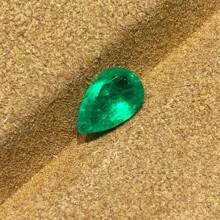 一颗 100% 实验室种植哥伦比亚梨形祖母绿切割绒毛宝石，用于制作吊饰高级珠宝制作材料 DIY