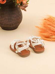 可爱婴儿珍珠装饰钩环踝带白色凉鞋