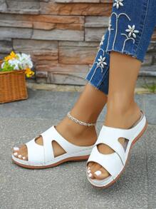 大码女式夏季新款时尚休闲白色圆头镂空露趾坡跟厚底一脚蹬凉鞋，日常穿着度假海滩轻便舒适拖鞋