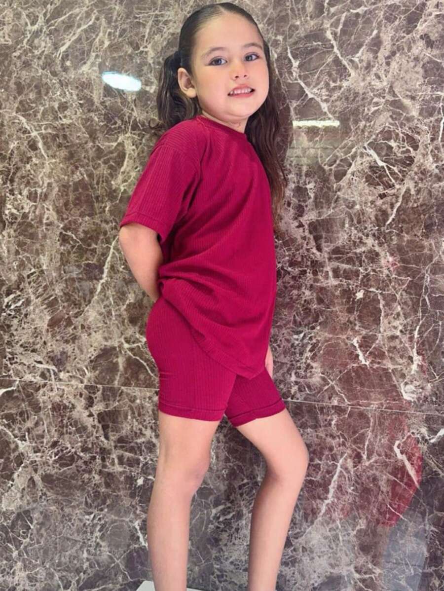 Esta playera oversize para niña es la elección perfecta para un look cómodo y a la moda. Confeccionada en tela acantalabada, es suave y ligera, ideal para el día a día. Su diseño con manga caída le da un toque relajado y moderno, mientras que el corte biker agrega un estilo juvenil y urbano. Perfecta para las pequeñas que buscan comodidad sin perder el estilo. ¡Una prenda versátil que combina perfectamente con cualquier conjunto casual - Rojo violeta - Ver 1