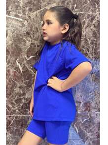 Esta playera oversize para niña es la elección perfecta para un look cómodo y a la moda. Confeccionada en tela acantalabada, es suave y ligera, ideal para el día a día. Su diseño con manga caída le da un toque relajado y moderno, mientras que el corte biker agrega un estilo juvenil y urbano. Perfecta para las pequeñas que buscan comodidad sin perder el estilo. ¡Una prenda versátil que combina perfectamente con cualquier conjunto casual - azul real - Ver 5