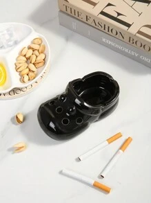 Ein stilvoller und als perforierte Schuhe gestalteter Aschenbecher, gefertigt aus Keramikmaterial mit elegantem Aussehen, in Weiß/Schwarz/Rot erhältlich, geeignet für Restaurant/Wohnzimmer/Büroarbeitsplatz, Aschenbecher