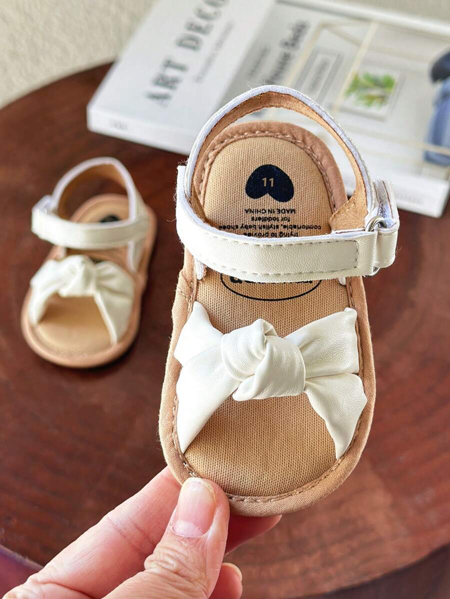 Sandal đế bằng hở mũi bằng da PU mềm mại họa tiết hoa cho bé gái sơ sinh/trẻ nhỏ, thích hợp cho mùa hè.