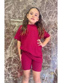 Esta playera oversize para niña es la elección perfecta para un look cómodo y a la moda. Confeccionada en tela acantalabada, es suave y ligera, ideal para el día a día. Su diseño con manga caída le da un toque relajado y moderno, mientras que el corte biker agrega un estilo juvenil y urbano. Perfecta para las pequeñas que buscan comodidad sin perder el estilo. ¡Una prenda versátil que combina perfectamente con cualquier conjunto casual - Rojo violeta - Ver 3
