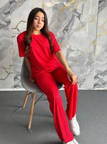 Conjunto informal rojo de dos piezas para mujer, camiseta de media manga con cuello redondo y pantalón largo con tejido ligeramente elástico. - Rojo - Ver 2
