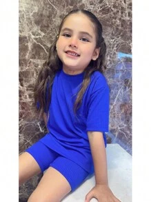 Esta playera oversize para niña es la elección perfecta para un look cómodo y a la moda. Confeccionada en tela acantalabada, es suave y ligera, ideal para el día a día. Su diseño con manga caída le da un toque relajado y moderno, mientras que el corte biker agrega un estilo juvenil y urbano. Perfecta para las pequeñas que buscan comodidad sin perder el estilo. ¡Una prenda versátil que combina perfectamente con cualquier conjunto casual - azul real - Ver 1