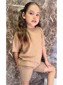 Esta playera oversize para niña es la elección perfecta para un look cómodo y a la moda. Confeccionada en tela acantalabada, es suave y ligera, ideal para el día a día. Su diseño con manga caída le da un toque relajado y moderno, mientras que el corte biker agrega un estilo juvenil y urbano. Perfecta para las pequeñas que buscan comodidad sin perder el estilo. ¡Una prenda versátil que combina perfectamente con cualquier conjunto casual - Camel - Ver 4