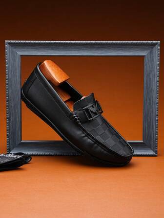 新款男士乐福鞋低帮纯色格子图案金属扣装饰皮鞋，适合派对、通勤、骑行、休闲、旅行、露营、时尚百搭