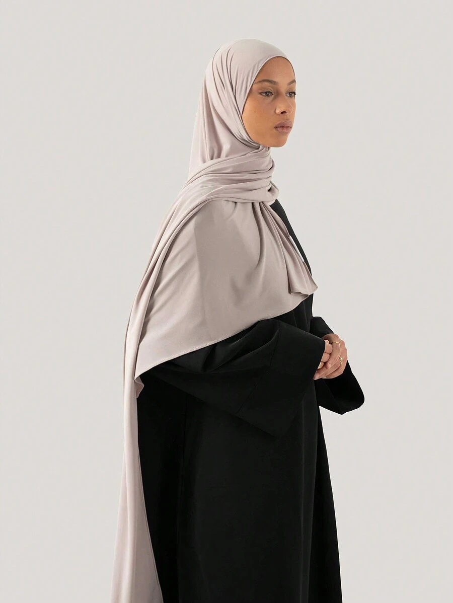 1条女士简约经典纯色优雅休闲滚边围巾，优质针织莫代尔面料，适合日常生活、旅行和聚会等场合。