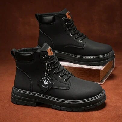 1双时尚男士徒步靴：耐穿、时尚，适合户外休闲穿着。（随机发货两种款式，区别请参考图片）