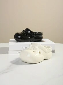 Ein stilvoller und als perforierte Schuhe gestalteter Aschenbecher, gefertigt aus Keramikmaterial mit elegantem Aussehen, in Weiß/Schwarz/Rot erhältlich, geeignet für Restaurant/Wohnzimmer/Büroarbeitsplatz, Aschenbecher