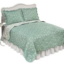 Reversible Two-Tone Floral Quilt With Scalloped Edges - Green - View 2