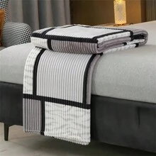 1 件簡約條紋格紋印花法蘭絨毯子,柔軟溫暖,可用作床罩或披肩,適合客廳和臥室家具裝飾 - 淺灰色 - 查看 2