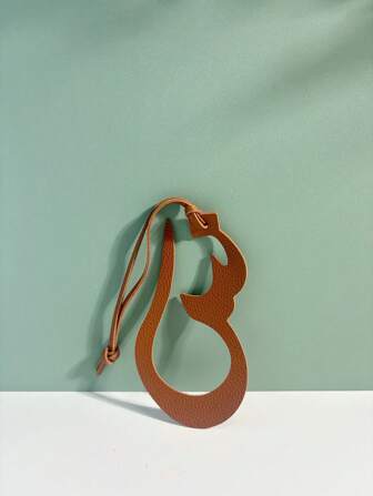 1 pieza Llavero de cuero con forma de letra árabe de unicolor, de moda, simple, versátil e interesante. Adecuado para parejas, estudiantes, hombres, mujeres, trabajo, citas diarias, vacaciones, viajes y negocios. Adecuado para niños, días festivos de San Valentín, novias, madres, pequeños regalos, regalos de cumpleaños.