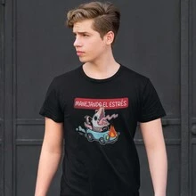 Playera Para Hombre 1 Pza Estampado Divertido Manejando el Estrés | Memes | Prenda de corte recto y de Tela Delgada 100% algodón - Negro - Ver 3