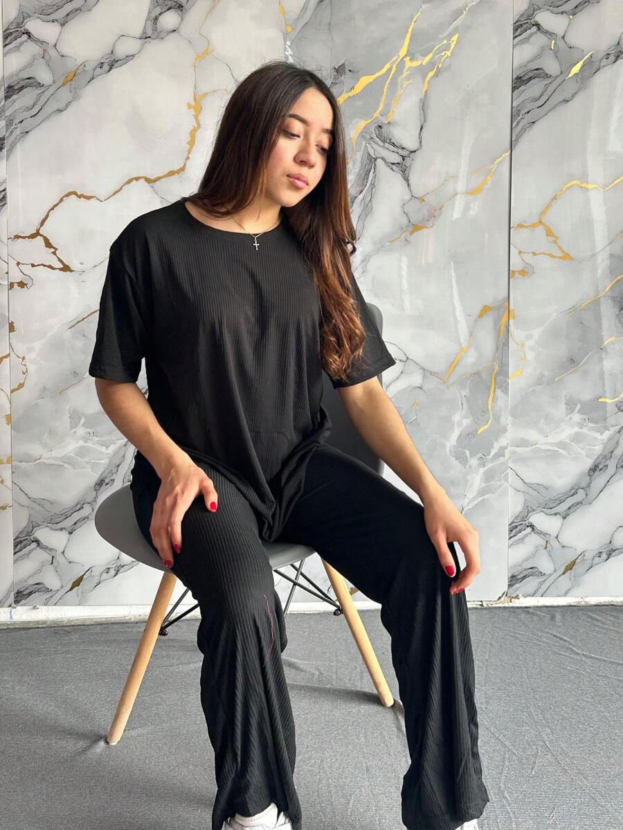 Conjunto informal rojo de dos piezas para mujer, camiseta de media manga con cuello redondo y pantalón largo con tejido ligeramente elástico. - Negro - Ver 1