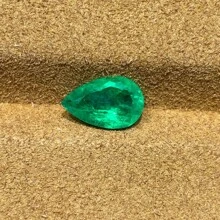 一颗 100% 实验室种植哥伦比亚梨形祖母绿切割绒毛宝石，用于制作吊饰高级珠宝制作材料 DIY