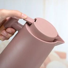 1000ML/33.8oz 真空隔热热水瓶，带按钮一键式分配器，北欧风格热水瓶，塑料外壳和玻璃内胆，咖啡壶，重返校园 - 黑色 - 查看 7