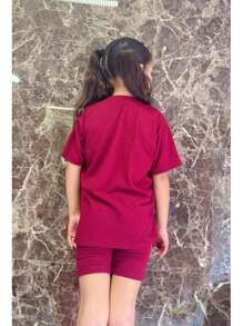 Esta playera oversize para niña es la elección perfecta para un look cómodo y a la moda. Confeccionada en tela acantalabada, es suave y ligera, ideal para el día a día. Su diseño con manga caída le da un toque relajado y moderno, mientras que el corte biker agrega un estilo juvenil y urbano. Perfecta para las pequeñas que buscan comodidad sin perder el estilo. ¡Una prenda versátil que combina perfectamente con cualquier conjunto casual - Rojo violeta - Ver 5