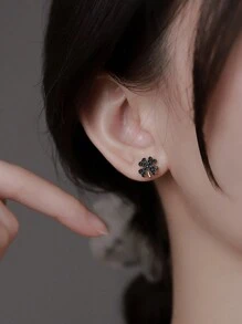 1 对奢华小众黑色四叶草耳环，时尚日常配饰礼物，适合女性，春季