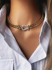 带有金色马蹄扣和罐盖的 BOXR 方形珍珠链、带有镶钻金银马蹄扣的双层链以及优雅别致的女士项链，使其成为派对的时尚单品