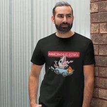 Playera Para Hombre 1 Pza Estampado Divertido Manejando el Estrés | Memes | Prenda de corte recto y de Tela Delgada 100% algodón - Negro - Ver 5