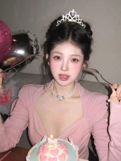 1 件简约优雅的公主皇冠头带，镶嵌闪亮水钻，适合女性在生日派对或宴会上佩戴