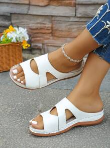 大码女式夏季新款时尚休闲白色圆头镂空露趾坡跟厚底一脚蹬凉鞋，日常穿着度假海滩轻便舒适拖鞋