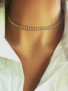 带有金色马蹄扣和罐盖的 BOXR 方形珍珠链、带有镶钻金银马蹄扣的双层链以及优雅别致的女士项链，使其成为派对的时尚单品