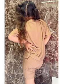 Esta playera oversize para niña es la elección perfecta para un look cómodo y a la moda. Confeccionada en tela acantalabada, es suave y ligera, ideal para el día a día. Su diseño con manga caída le da un toque relajado y moderno, mientras que el corte biker agrega un estilo juvenil y urbano. Perfecta para las pequeñas que buscan comodidad sin perder el estilo. ¡Una prenda versátil que combina perfectamente con cualquier conjunto casual - Camel - Ver 3