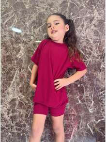 Esta playera oversize para niña es la elección perfecta para un look cómodo y a la moda. Confeccionada en tela acantalabada, es suave y ligera, ideal para el día a día. Su diseño con manga caída le da un toque relajado y moderno, mientras que el corte biker agrega un estilo juvenil y urbano. Perfecta para las pequeñas que buscan comodidad sin perder el estilo. ¡Una prenda versátil que combina perfectamente con cualquier conjunto casual - Rojo violeta - Ver 4
