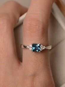 1 件时尚新款镀银戒指，镶嵌绿色方晶锆石，适合女性订婚珠宝，是送给家人、朋友的理想礼物