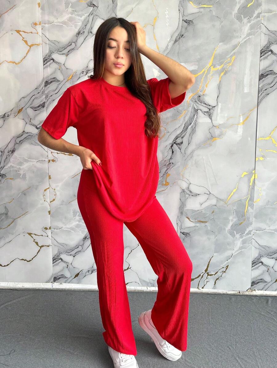 Conjunto informal rojo de dos piezas para mujer, camiseta de media manga con cuello redondo y pantalón largo con tejido ligeramente elástico. - Rojo - Ver 1