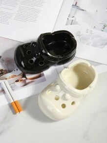Ein stilvoller und als perforierte Schuhe gestalteter Aschenbecher, gefertigt aus Keramikmaterial mit elegantem Aussehen, in Weiß/Schwarz/Rot erhältlich, geeignet für Restaurant/Wohnzimmer/Büroarbeitsplatz, Aschenbecher