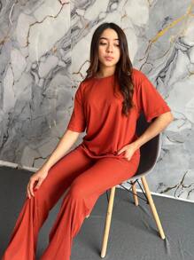 Conjunto informal rojo de dos piezas para mujer, camiseta de media manga con cuello redondo y pantalón largo con tejido ligeramente elástico. - chedron - Ver 2