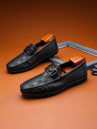 Nuevos mocasines de hombre de unicolor a baja altura con patrón de cuadros y decoración de hebilla de metal, adecuados para fiesta, ir al trabajo, montar, uso casual, viaje, acampada, de moda y versátiles