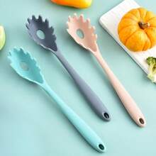 硅胶意大利面食勺，符合人体工程学的设计，带有锯齿状边缘，可轻松抓握意大利面条和面条，耐热高达 260°C，一体式结构，带有舒适的手柄和挂孔，尺寸 28.5 厘米 X 5.5 厘米，非常适合不粘锅，