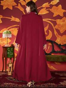 Vestito lungo da donna elegante in stile arabo con collo a canottiera, ricamo elaborato e dettagli con borchie, per taglie forti - Bordò - Visualizzare 3