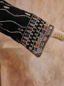 Abito lungo in stile arabo elegante con ricami dorati e paillettes, in stile tradizionale da primavera/estate, tipico del Ramadan