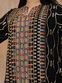 Abito lungo in stile arabo elegante con ricami dorati e paillettes, in stile tradizionale da primavera/estate, tipico del Ramadan