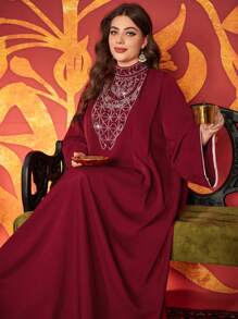 Vestito lungo da donna elegante in stile arabo con collo a canottiera, ricamo elaborato e dettagli con borchie, per taglie forti - Bordò - Visualizzare 5