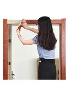 1卷木纹门框条。尺寸为30cm * 500cm。这是一款防水防油的可移除门贴。适用于地板、厨房和卧室地砖、桌子、橱柜和墙壁。这是一款适合家庭装饰的密封贴纸。